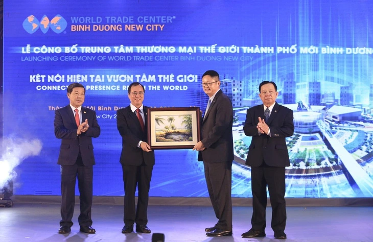 Đại diện lãnh đạo tỉnh Bình Dương tặng quà lưu niệm cho nhà đầu tư Hàn Quốc - Ảnh: BÁ SƠN